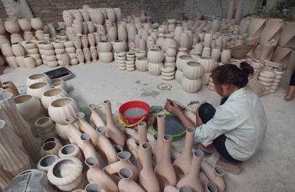 One day cycling to Bat Trang pottery village